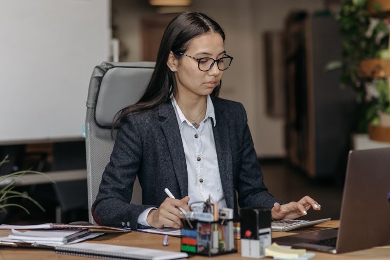 Young woman working with concentration at her laptop